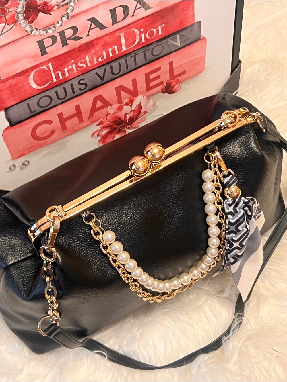 Juicy Couture NWOT kiss luck Faux-Leather with Pearl & Chain crossbody bag - Picture 4 of 13
